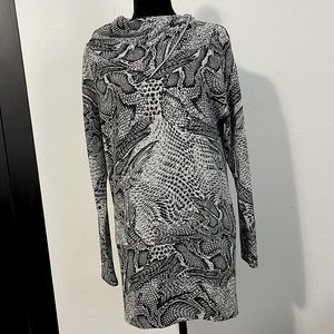 White House Black Market Black and White Tunic Top